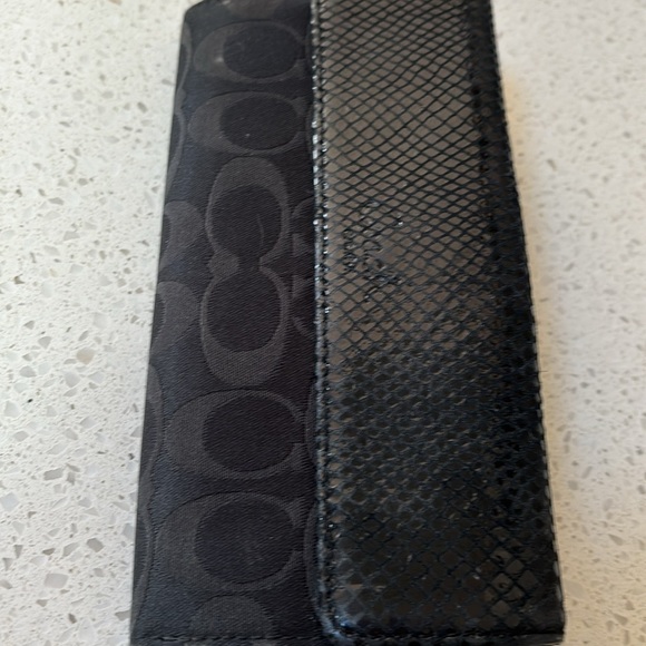 Coach Signature Black Canvas Snakeskin Printed Turn Lock Checkbook Bifold Wallet - Picture 3 of 8